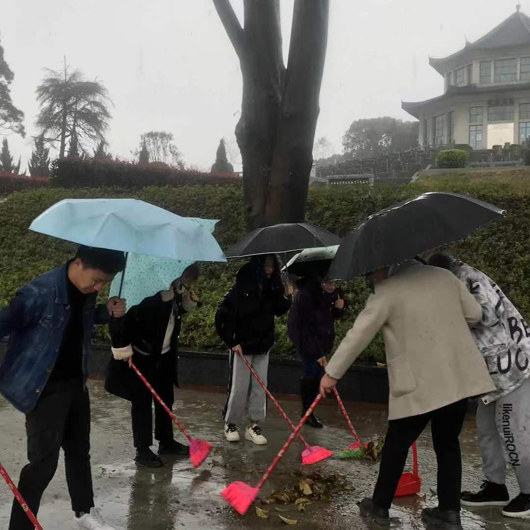 南昌向遠(yuǎn)軌道技術(shù)學(xué)校開展學(xué)雷鋒志愿服務(wù)活動(dòng)