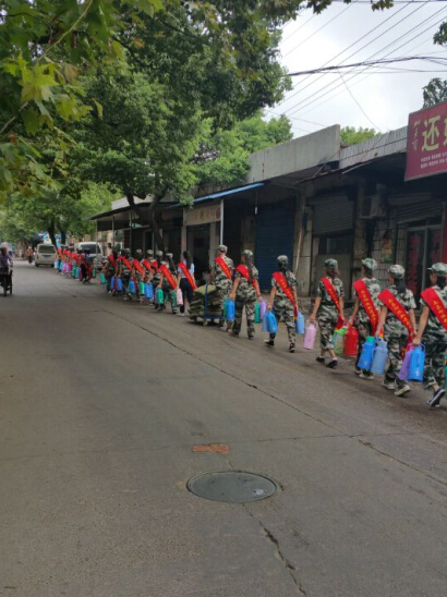 南昌向遠軌道技術學校青年志愿者協(xié)會為向塘鐵路老年頤養(yǎng)院老人送溫暖