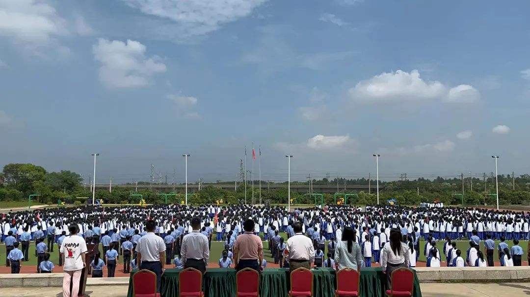 南昌向遠(yuǎn)軌道技術(shù)學(xué)校舉行慶祝中國共產(chǎn)主義青年團(tuán)成立100周年新團(tuán)員入團(tuán)儀式暨表彰大會