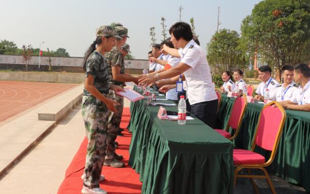 南昌向遠軌道技術(shù)學(xué)校2019級新生開學(xué)典禮暨軍訓(xùn)匯演表彰大會隆重舉行