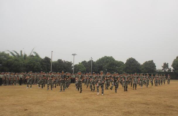 南昌向遠軌道技術(shù)學(xué)校成功舉辦2016年秋季新生軍訓(xùn)表彰大會