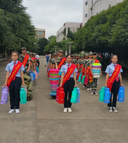 南昌向遠軌道技術學校青年志愿者協(xié)會為向塘鐵路老年頤養(yǎng)院老人送溫暖